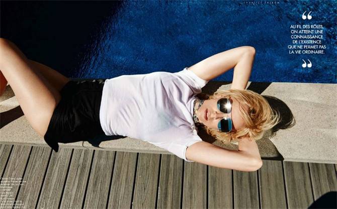 查理兹&middot;塞隆性感优雅登《ELLE》封面 演绎法式浪漫