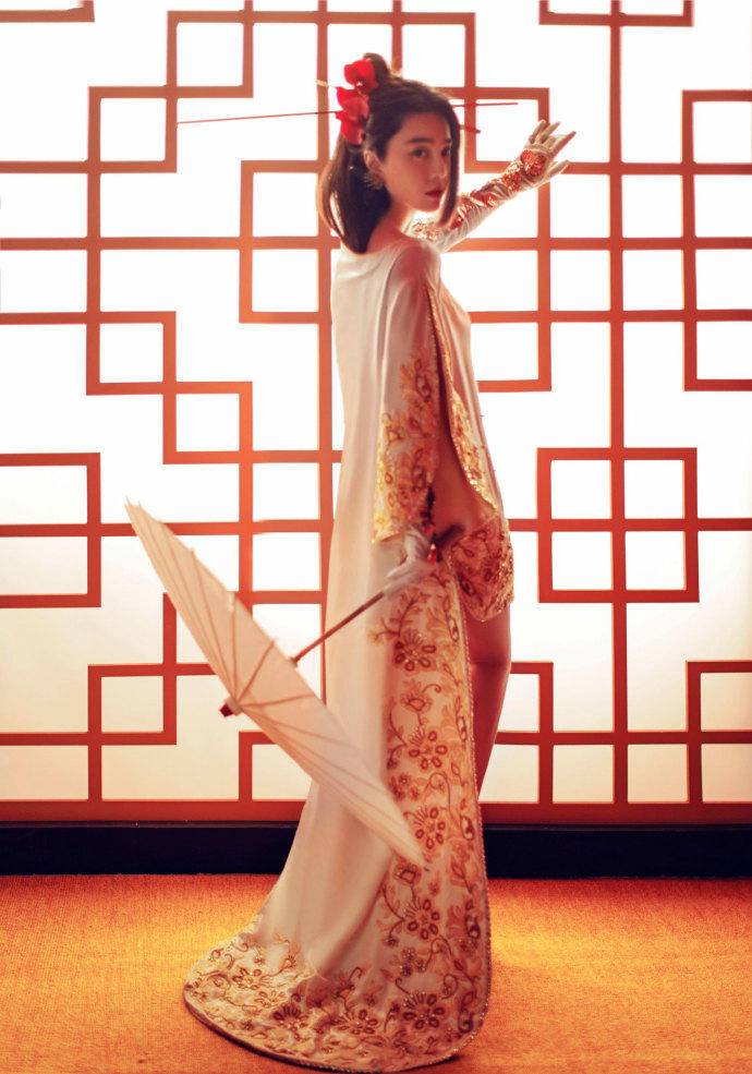 范冰冰最新杂志大片 红唇美背妩媚妖娆