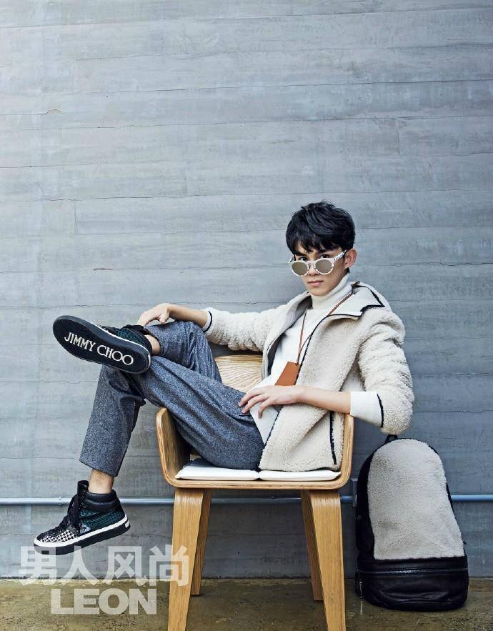 吴磊杂志封面大片曝光 冷峻眼神蜕变成型男