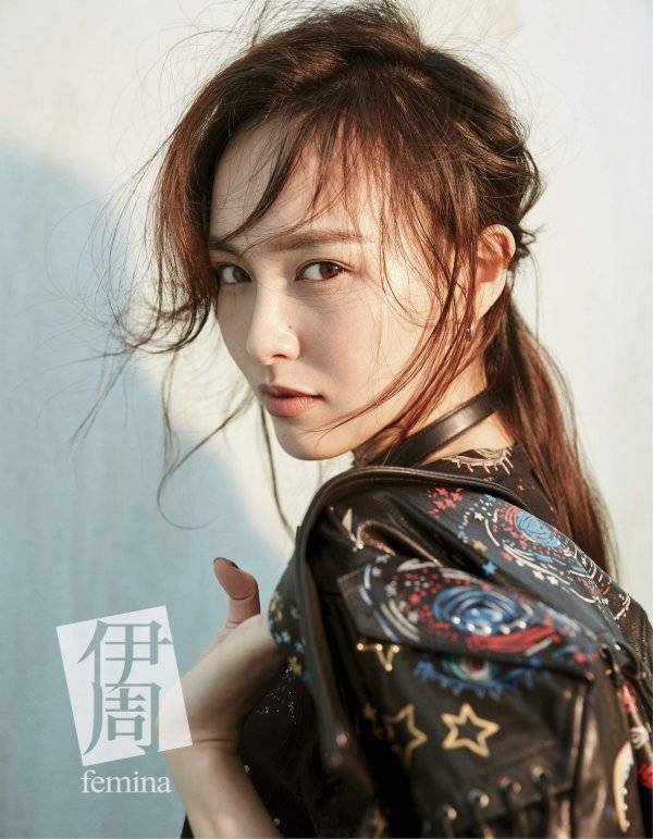 《伊周》携手唐嫣拍摄封面写真 女王气场总裁范儿