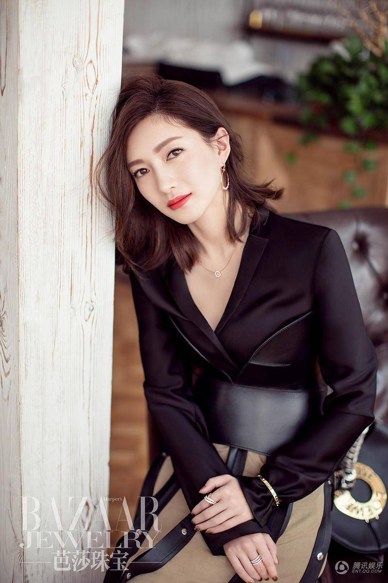 江疏影杂志封面写真 红唇示人气场全开