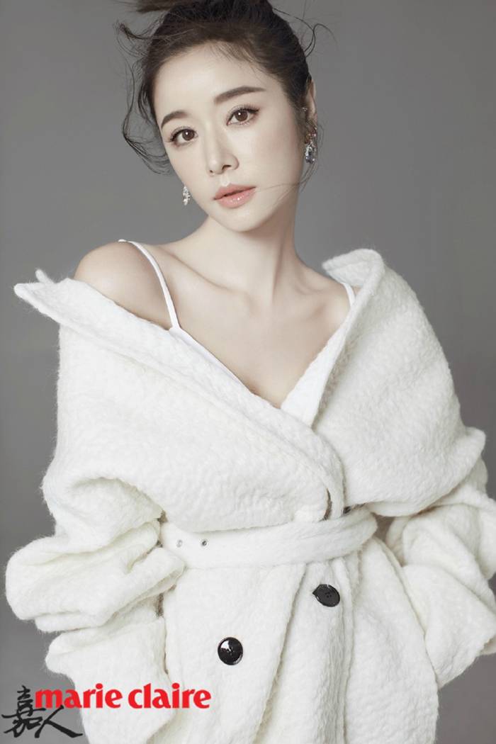 林心如登《嘉人》杂志封面 大秀玉颈美背