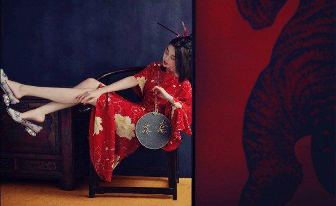 范冰冰最新杂志大片 红唇美背妩媚妖娆