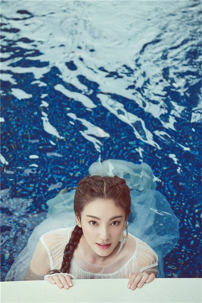 “女神”张雨绮性感演绎另类时尚登《悦己》杂志封面