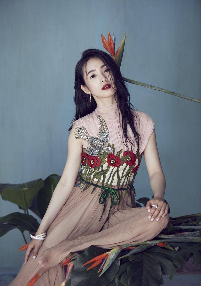 &ldquo;少女人妻&rdquo;林依晨杂志封面美图 姿态优雅显知性