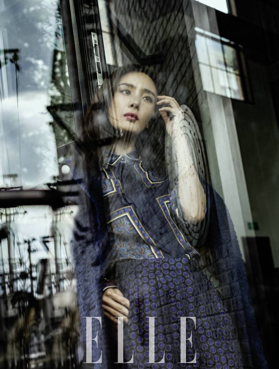 杨幂时尚封面大片 红唇绿袄好妖艳