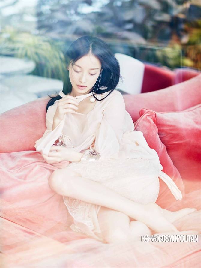 倪妮再登杂志封面 淡雅的妆容如火炙热