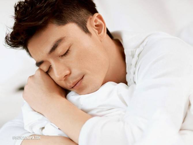 霍建华登《时尚COSMO》杂志封面 眼神深邃动人心弦