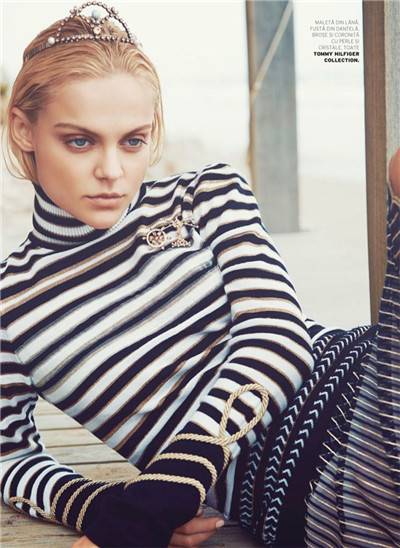 超模Viktoriya Sasonkina登《ELLE》11月杂志封面