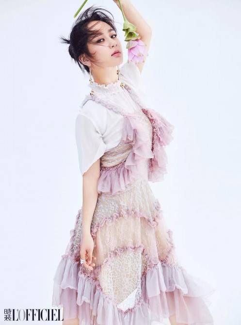 杨紫杂志封面照曝光 一身华服尽显娇丽容颜