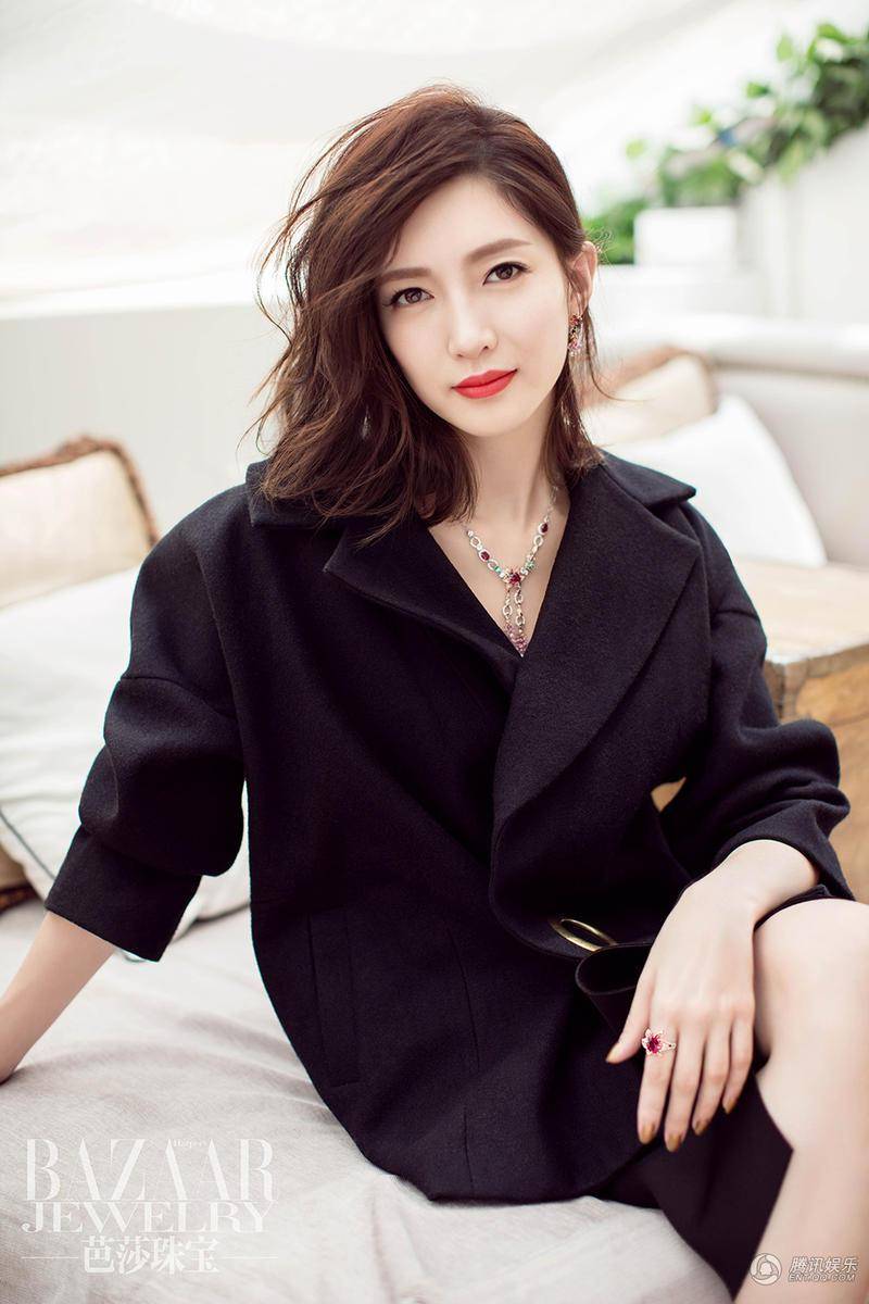 江疏影杂志封面写真 红唇示人气场全开