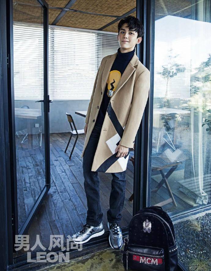 吴磊杂志封面大片曝光 冷峻眼神蜕变成型男