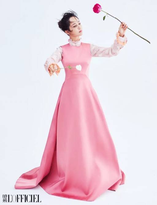 杨紫杂志封面照曝光 一身华服尽显娇丽容颜