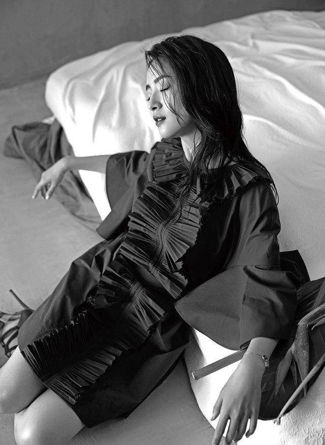 &ldquo;少女人妻&rdquo;林依晨杂志封面美图 姿态优雅显知性