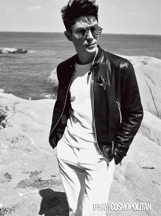 霍建华登《时尚COSMO》杂志封面 眼神深邃动人心弦