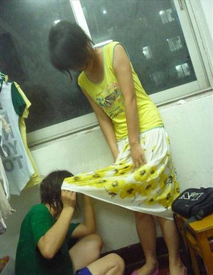 女生恶搞图片 放开她让我来