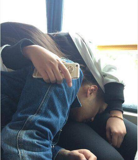 恶搞爆笑图片之闻着熟悉的气味才能睡着