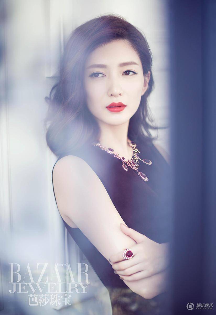 江疏影杂志封面写真 红唇示人气场全开