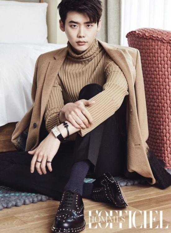 李钟硕写真照深邃眼神迷人 尽展男神魅力