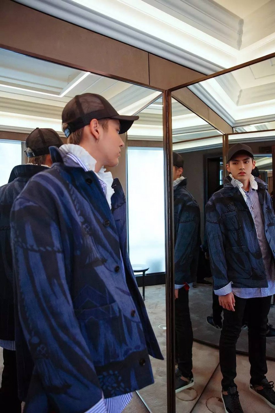 吴亦凡杂志封面图 眼神犀利变身冷峻型男