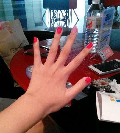 中指指甲内涵图 就只有这个指甲掉色了