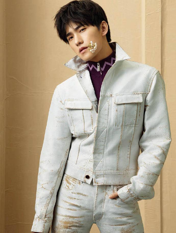 杨洋封面大片秀长腿 风格百变展多面魅力