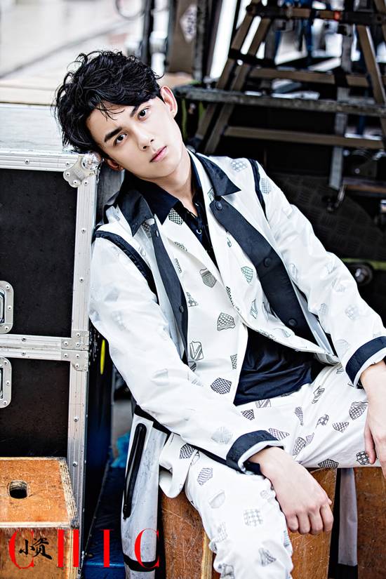 《小资CHIC》吴磊帅气时尚封面图片 本色出演浪漫少年