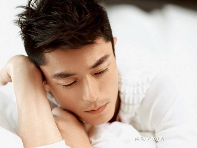 霍建华登《时尚COSMO》杂志封面 眼神深邃动人心弦