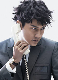 冯绍峰示范男士西装发型 果敢帅气时尚感十足