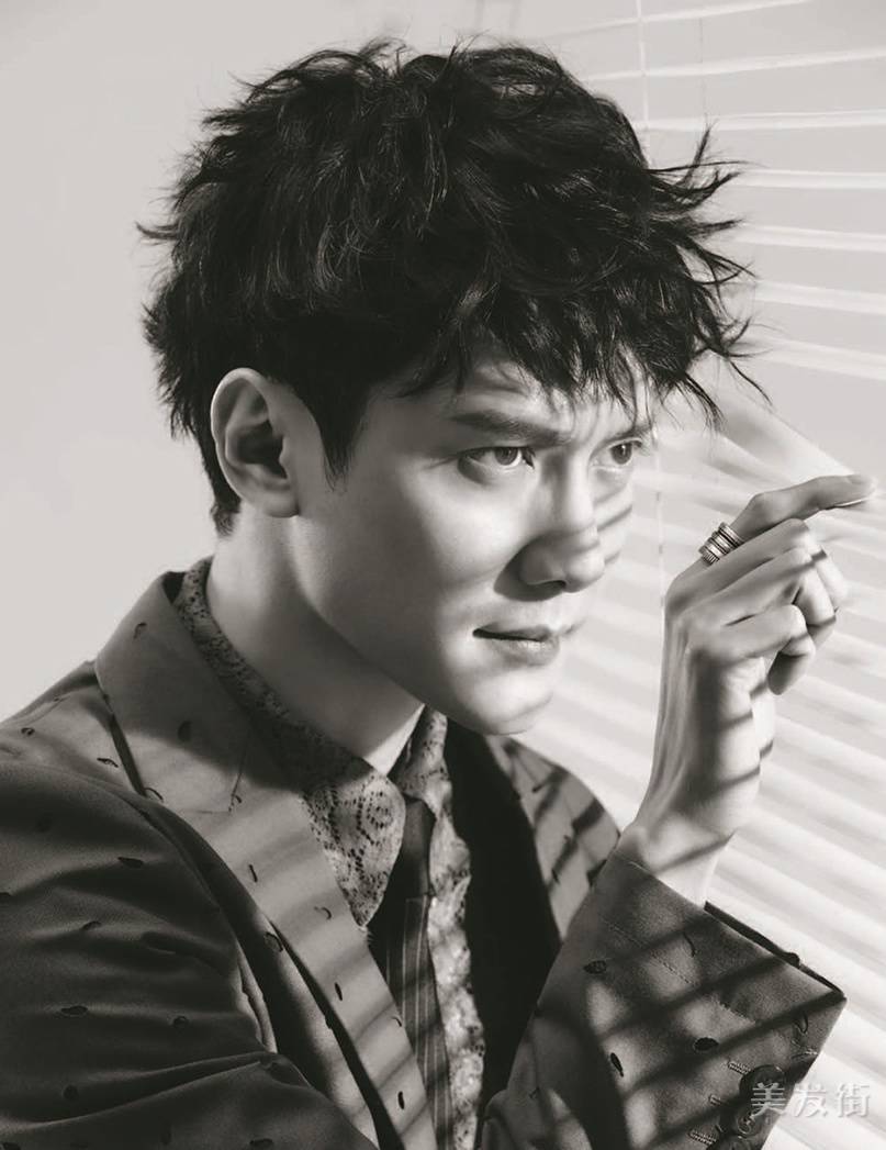 冯绍峰示范男士西装发型 果敢帅气时尚感十足