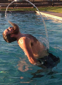 搞笑内涵图片之论男生如何在泳池制造飘逸效果