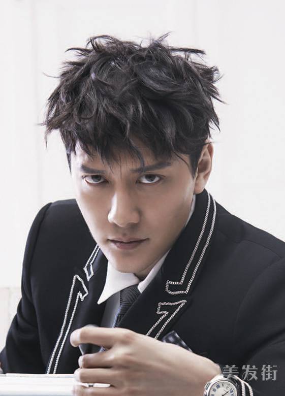 冯绍峰示范男士西装发型 果敢帅气时尚感十足