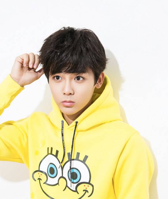 男生刘海发型分享 侯明昊造型青春洋溢