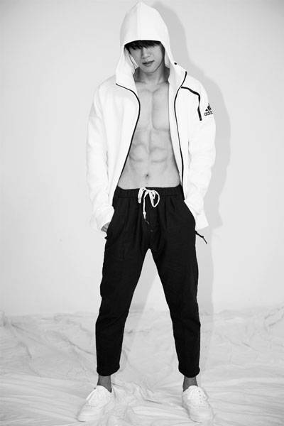 演员朱嘉琦写真图片 半裸出镜大秀腹肌