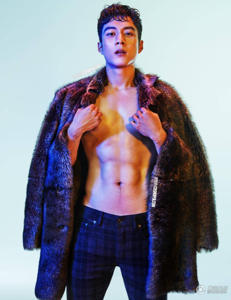 韩东君半裸肌肉写真曝光 大秀腹肌阳刚气质爆棚