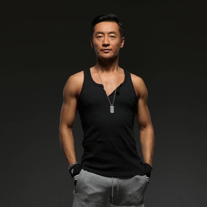 演员霍亚明最新写真 秀健硕肌肉运动力爆表