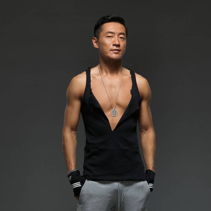 演员霍亚明最新写真 秀健硕肌肉运动力爆表