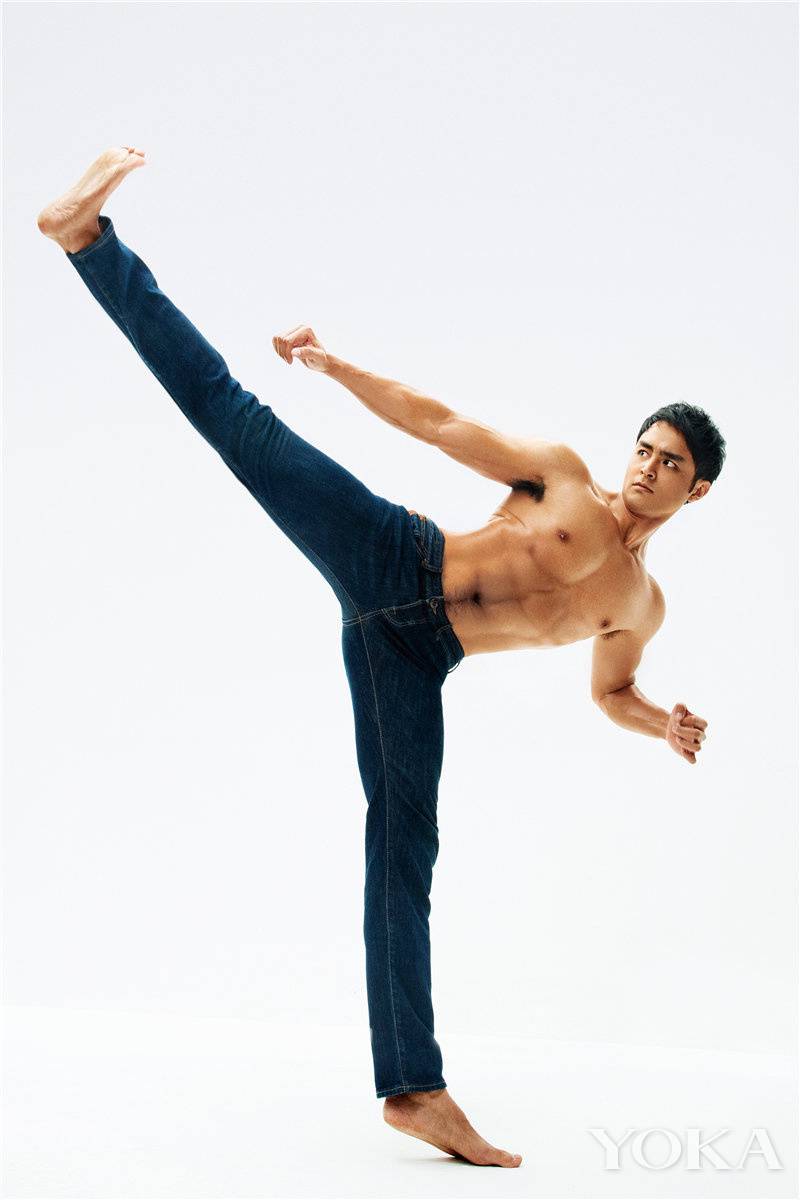 《时尚健康》明道半裸肌肉写真 展完美身材秀大长腿