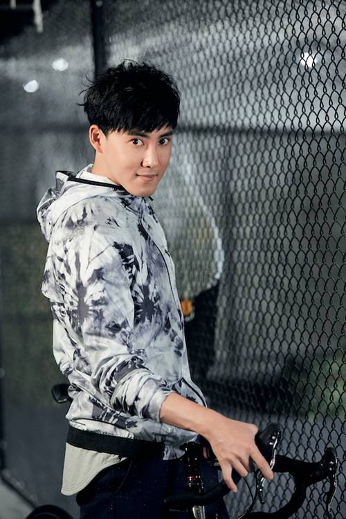 张睿运动写真大片 简约休闲变身活力美少年