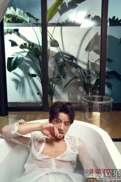 黄致列时尚大片写真照 肌肉猛男展现野性魅力