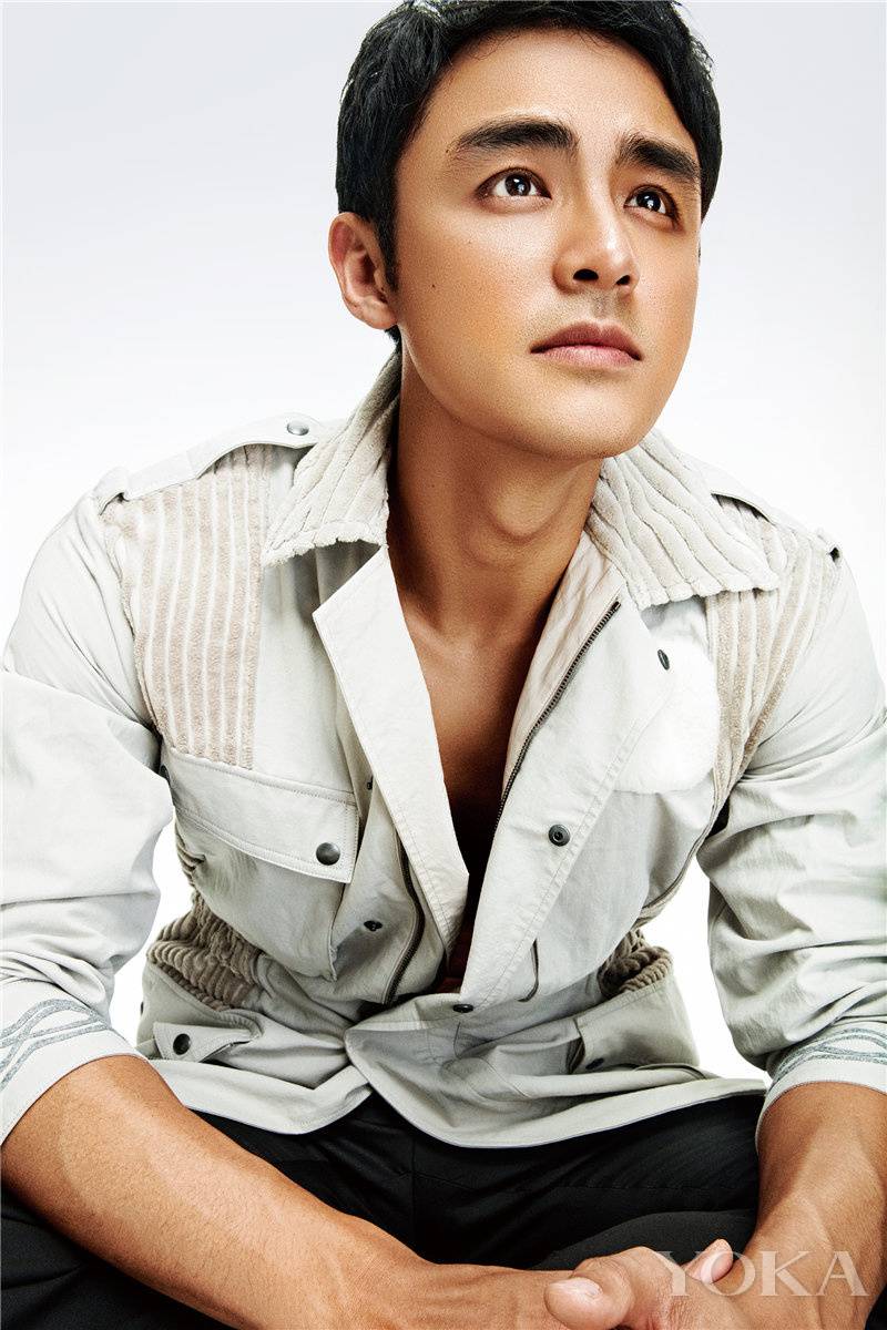 《时尚健康》明道半裸肌肉写真 展完美身材秀大长腿