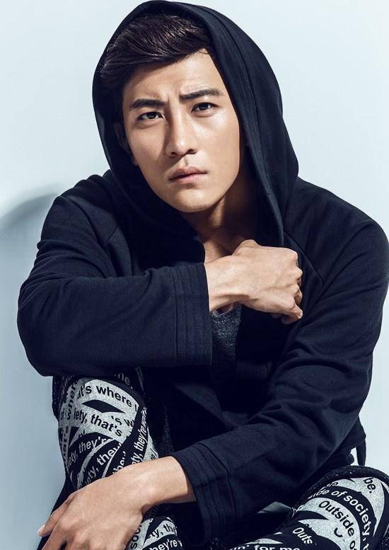 主持人大左运动系写真 百变风格诠释双面性格