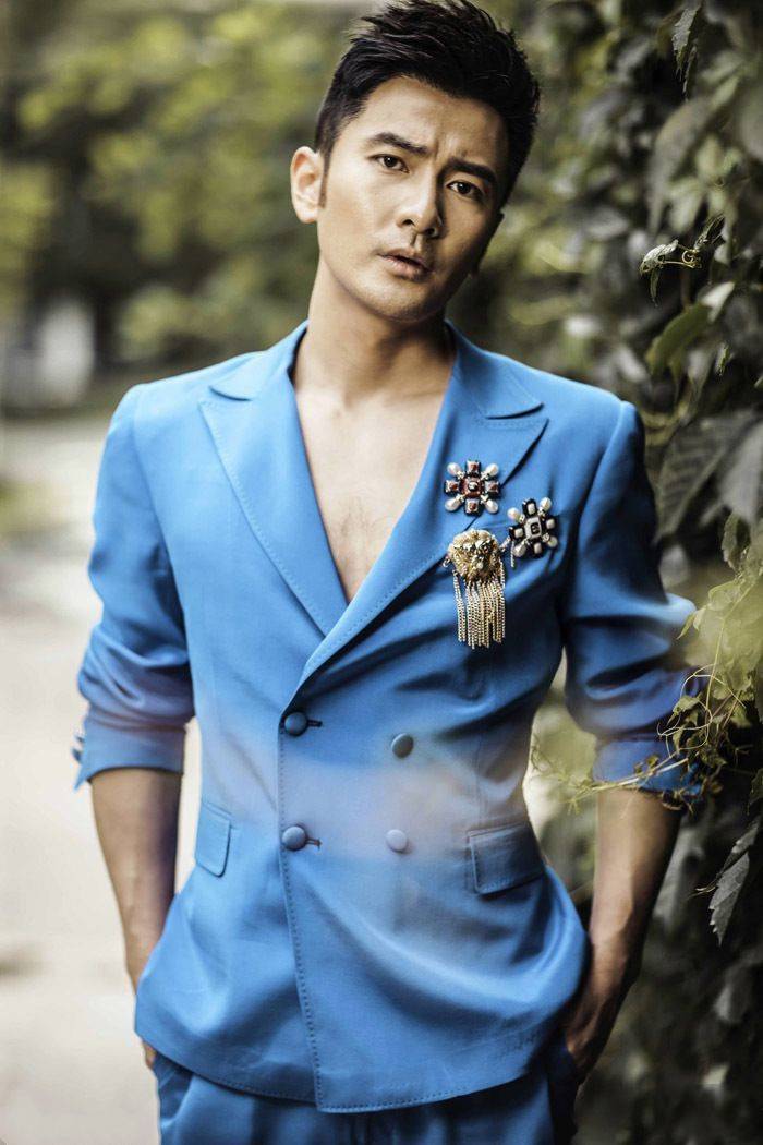 西装型男刘恩佑肌肉照写真大片分享