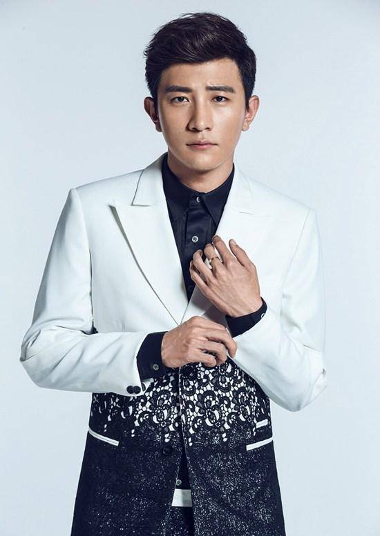 主持人大左运动系写真 百变风格诠释双面性格