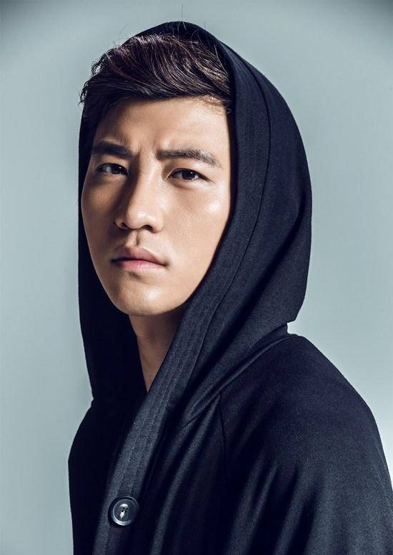 主持人大左运动系写真 百变风格诠释双面性格