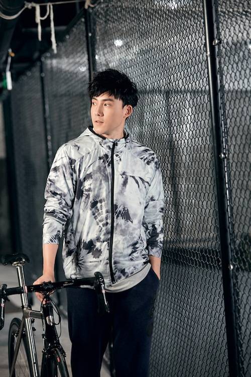 张睿运动写真大片 简约休闲变身活力美少年