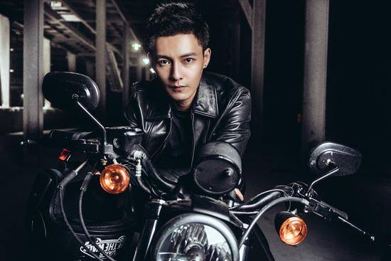 冯铭潮运动系写真图片 彰显野性忧郁气质