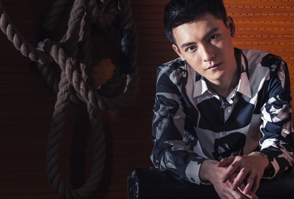 冯铭潮运动系写真图片 彰显野性忧郁气质