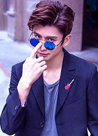 “人气小鲜肉”张云龙时尚街拍帅照曝光