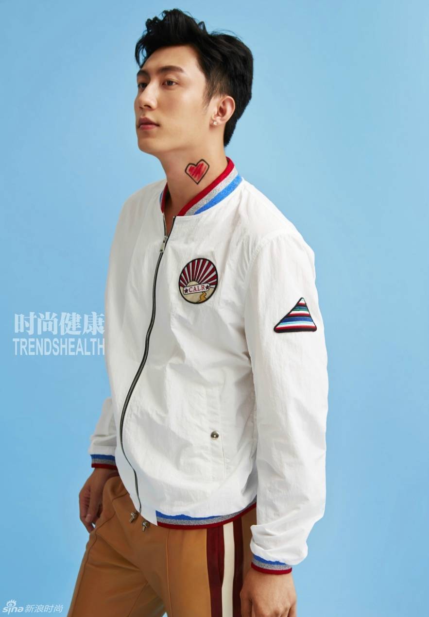 黄景瑜肌肉写真曝光 衣襟大开腹肌尽现